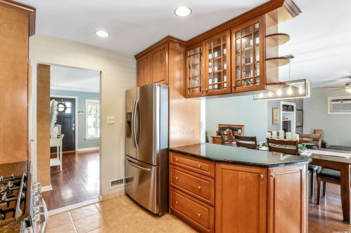 4 Barley Pl, Commack NY 11725-1412 exterior