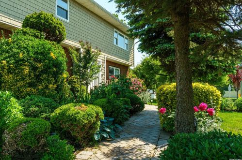 253 Old Farmingdale Rd, Babylon, NY 11704-6421