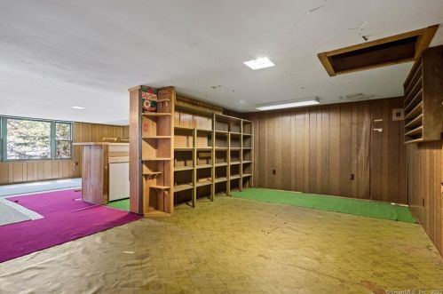 158 Center St, Windsor Locks CT 06096-2409 exterior