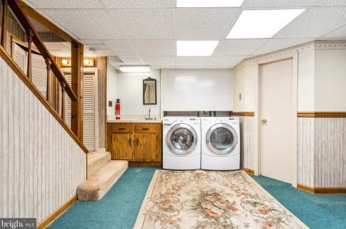 14 Peterson Ave, Edison NJ 08817-3318 exterior