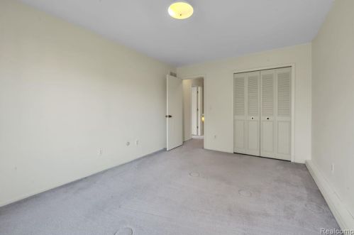 287 Mdw Brg Dr, Rochester MI 48307-3051 exterior