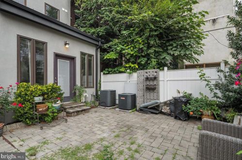 1810 Bainbridge St, Philadelphia PA 19146-1430 exterior