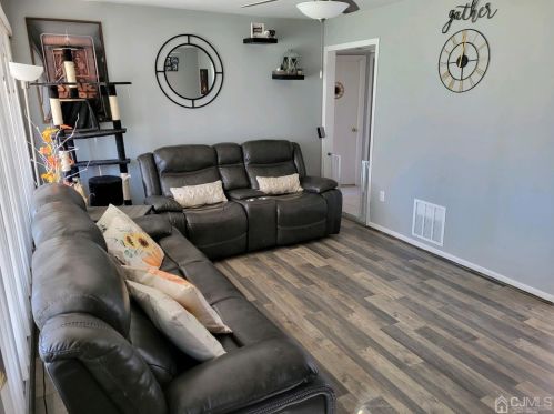 462 Old Post Rd, Edison NJ  08817-4646 exterior