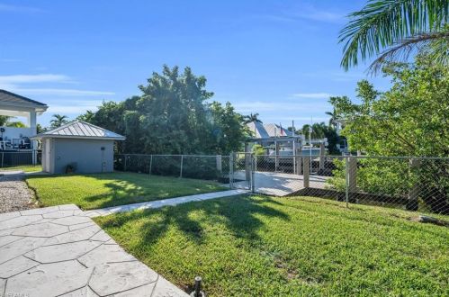 1410 Curlew Ave, Naples FL 34102-3405 exterior