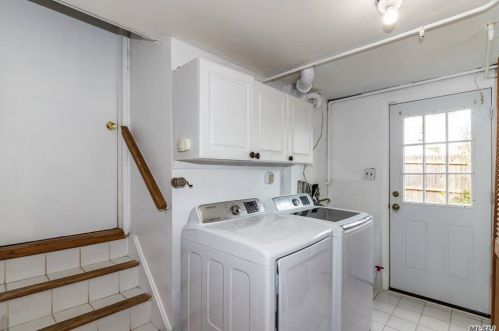 2 Crabapple Ln, Commack NY 11725-2404 exterior