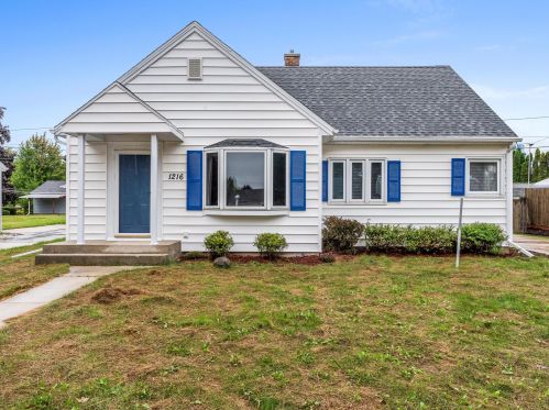 1216 Cherry Rd, Manitowoc, WI 54220-1915