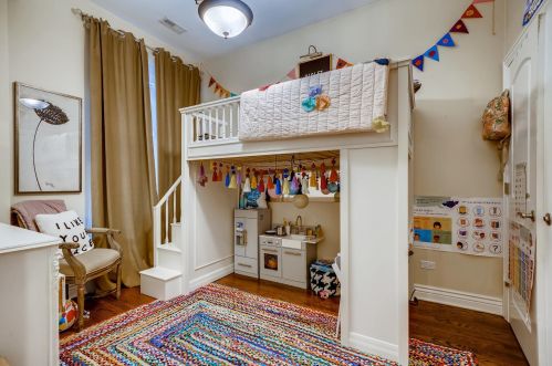 18 Chestnut St, Chicago IL  60610-3793 exterior