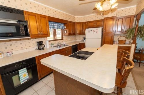 140 Manchester Dr, Mishawaka IN 46544-3526 exterior