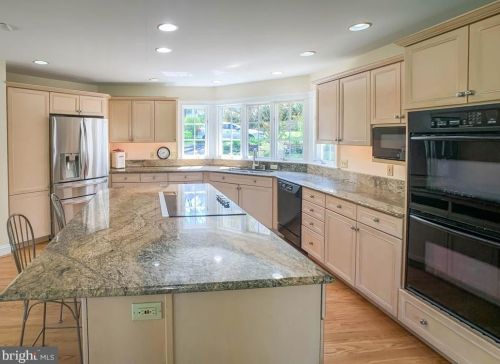 1936 Paper Mill Rd, Huntingdon Valley PA 19006-5814 exterior