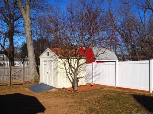 94 Hawthorne St, Manchester CT 06042-3021 exterior