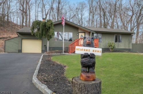 28 Woodland Ct, Kinnelon, NJ 07405-2920