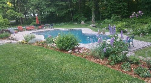 231 Bayberry Ln, Westport CT 06880-4026 exterior