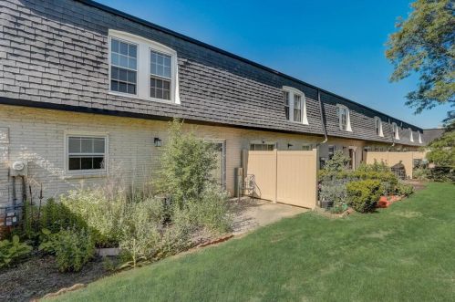 4221 Cherrywood Ln, Milwaukee WI  53209-1005 exterior