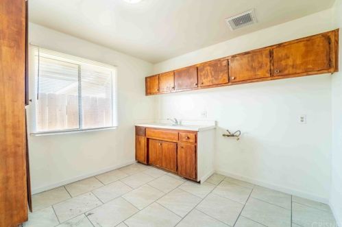 1437 Lake St, Bakersfield CA 93305-4841 exterior