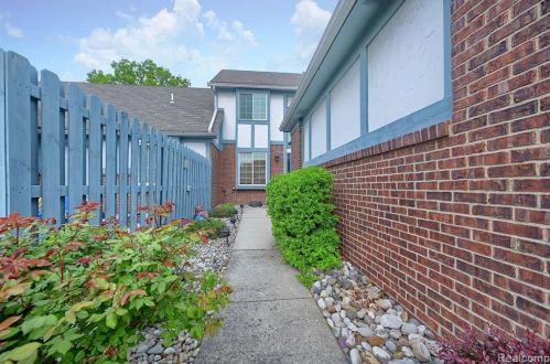 15272 Roxbury Cir, Macomb Township, MI 48044-3864