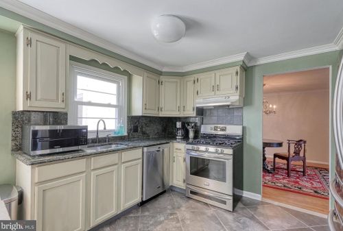 100 Acadia Dr, Riverton NJ 08077-3136 exterior