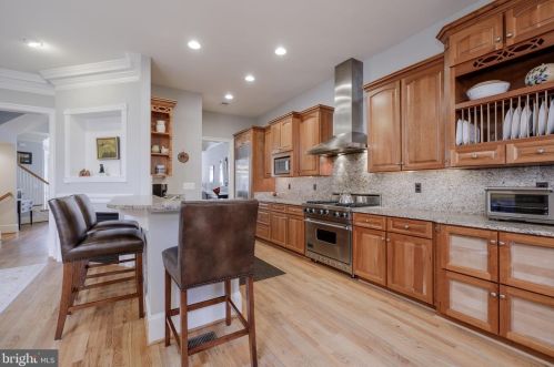 1456 Harvest Xing Dr, Mc Lean VA 22101-5651 exterior