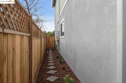 2323 8 St, Berkeley CA 94710-2530 exterior