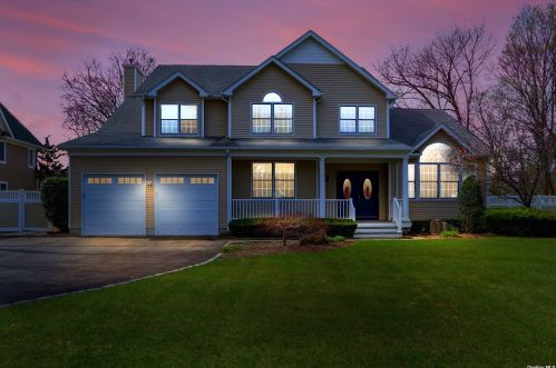 8 Altamore St, Huntington Station, NY 11747-2902