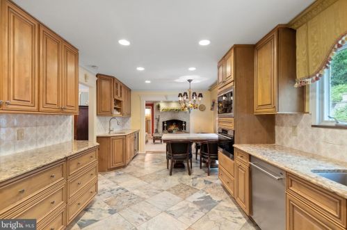 8751 Brook Rd, Mc Lean VA  22102-1507 exterior