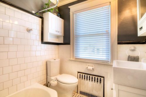 262 Gibbs Ave, Middletown RI 02840-2239 exterior