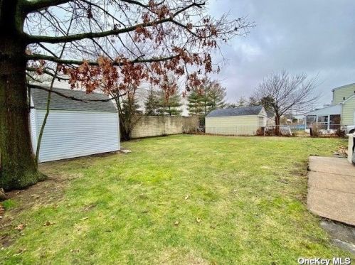 87 Regent St, Valley Stream NY 11580-4029 exterior