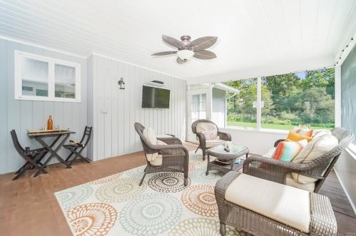 11 Hunting Rdg Ln, Wilton CT 06897-2516 exterior