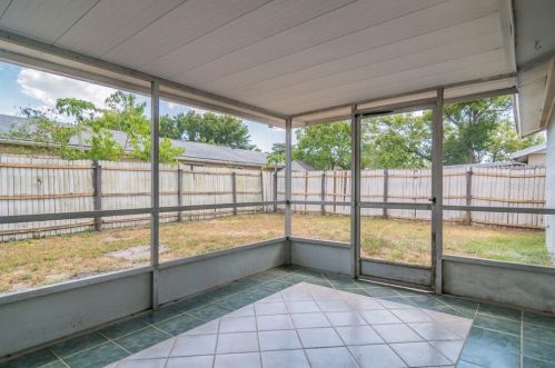 10112 Enchanted Oaks Ct, Tampa FL  33615-1616 exterior