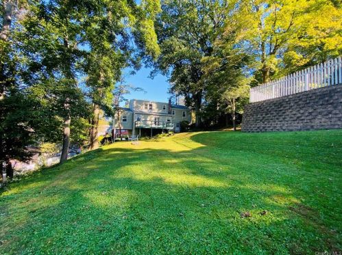 38 Pamela Ln, Valhalla NY 10595-1424 exterior