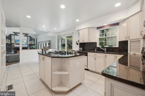 933 Willowleaf Way, Rockville MD 20854-2946 exterior