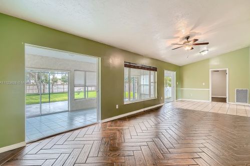 5205 Feather Crk Dr, Fort Pierce FL 34951-2327 exterior