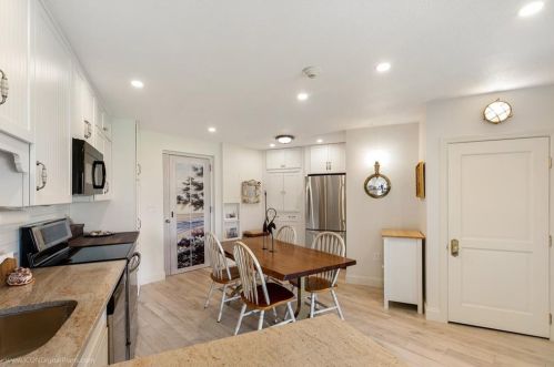 4 Capella, Middletown RI 02840-1587 exterior