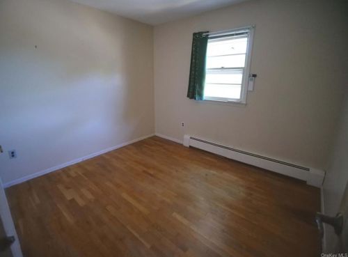 815 Tulip Dr, Valley Cottage NY 10989-2204 exterior