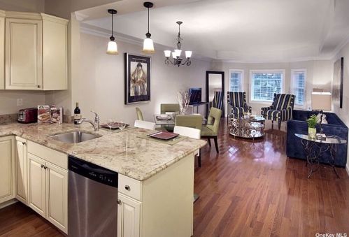 125 Cottage St, Valley Stream NY  11580-6306 exterior