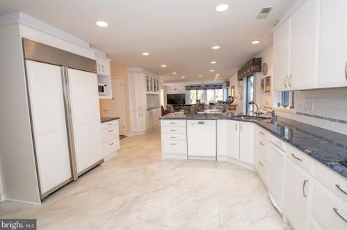 699 Longview Dr, Huntingdon Valley PA 19006-2219 exterior