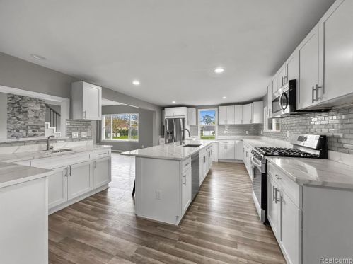 19433 22 Mile Rd, Macomb Township MI 48044-1706 exterior