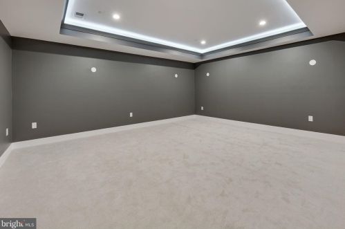 1422 Mayflower Dr, Mc Lean VA 22101-5615 exterior