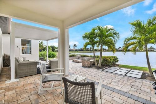 2128 Grv Dr, Naples FL 34120-1422 exterior