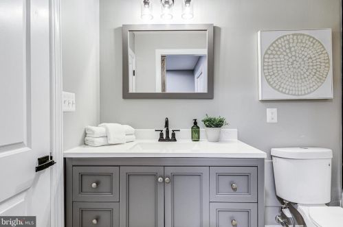 10 Ivy Ln, Glen Burnie MD 21060-7213 exterior