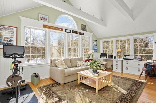 8 Carissa Ln, Greenwich CT 06830-3117 exterior