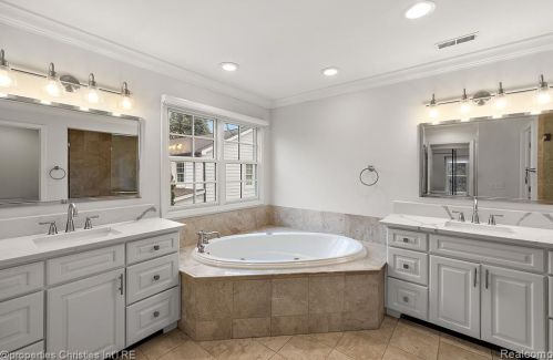 1174 Lakeside Dr, Bham MI 48009-1381 exterior