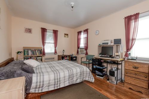 128 Cottage St, Valley Stream NY 11580-4302 exterior