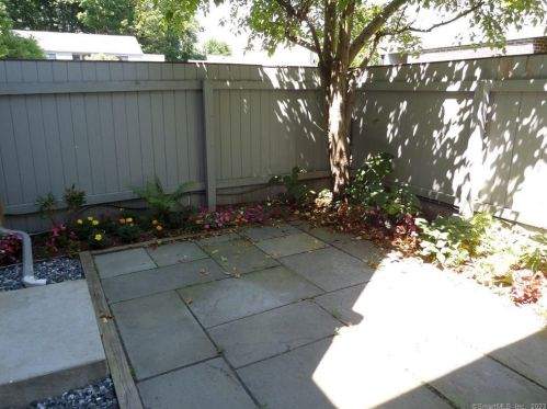 3 Honeysuckle Ln, Ridgefield, CT 06877-3318