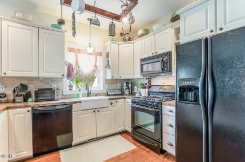 1758 Starr View Ln, Middlevle MI 49333-8061 exterior