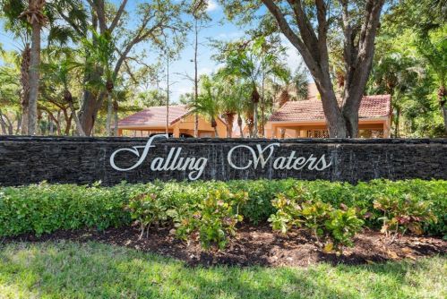 1670 Windy Pines Dr, Naples FL 34112-7584 exterior