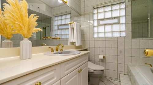 1901 Sunnyside Ave, Chicago IL 60630-3923 exterior