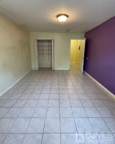 211 College Dr, Edison NJ 08817-5951 exterior