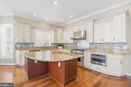 19372 Ml Dm Pl, Leesburg VA 20176-1637 exterior