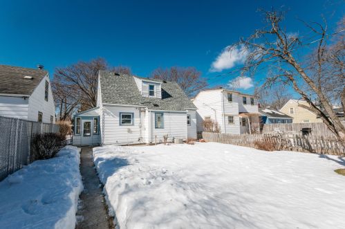 5742 40, Milwaukee WI 53221-3910 exterior