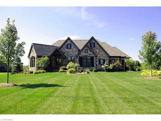 36950 Broadstone Dr, Cleveland, OH 44139-7042